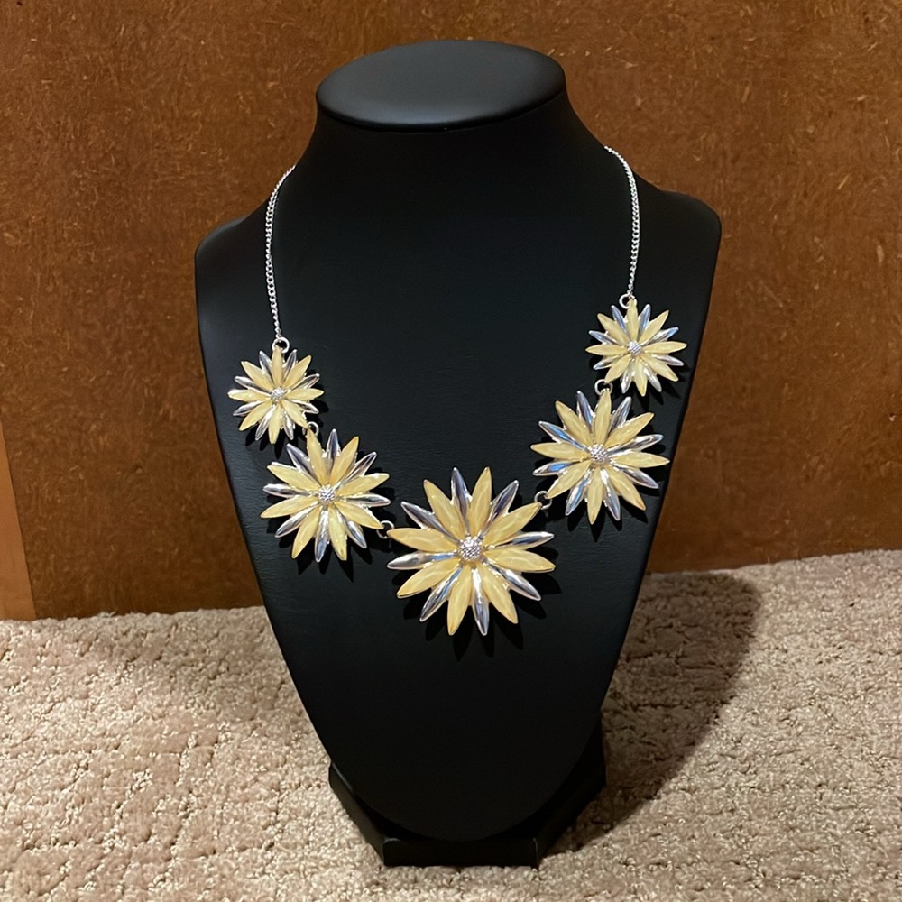 Yellow star/flower design adjustable necklace